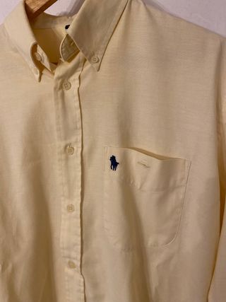 Camisa amarilla de la marca forestal