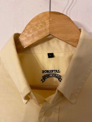 Camisa amarilla de la marca forestal