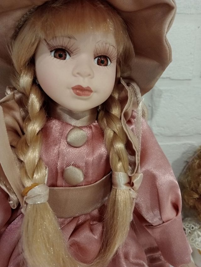 3 muñecas de porcelana