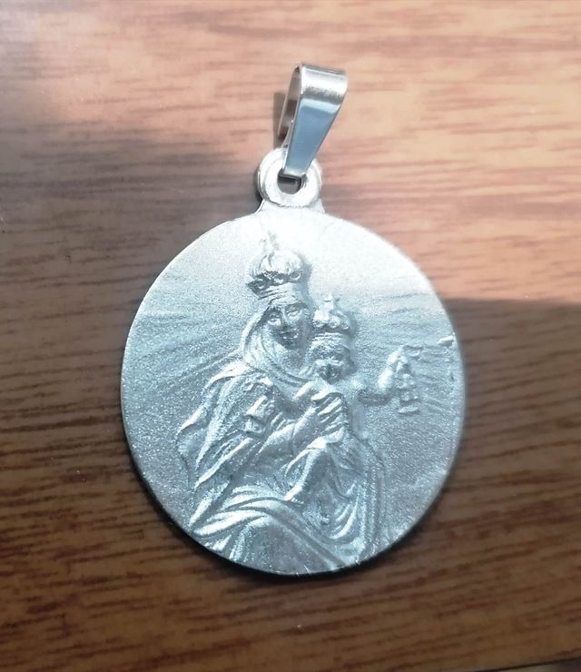 MEDALLA GRANDE VIRGEN DEL CARMEN EN PLATA DE LEY