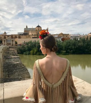 Vestido de flamenca beige, pendientes y ramillete