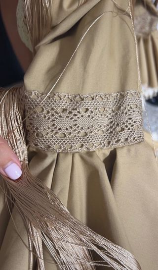 Vestido de flamenca beige, pendientes y ramillete