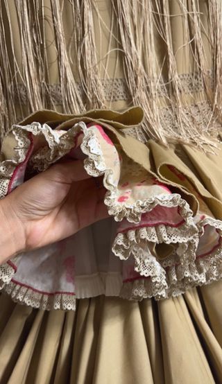 Vestido de flamenca beige, pendientes y ramillete