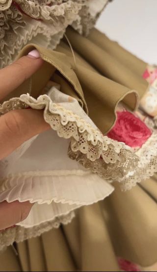 Vestido de flamenca beige, pendientes y ramillete