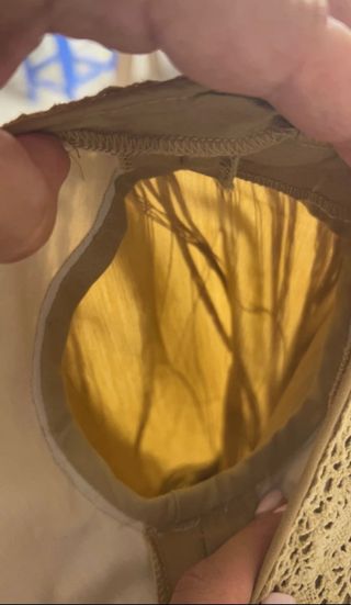 Vestido de flamenca beige, pendientes y ramillete