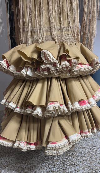 Vestido de flamenca beige, pendientes y ramillete