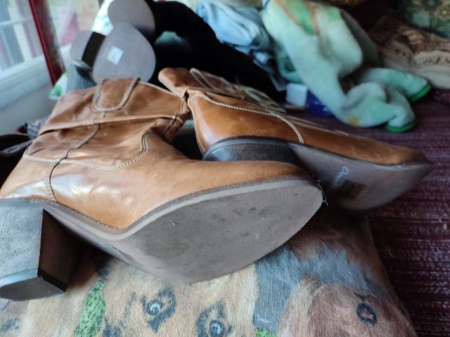 botas nuevas color marrón caramelo.