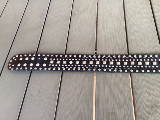 Cinturón negro de Zara con aplicaciones metalicas.