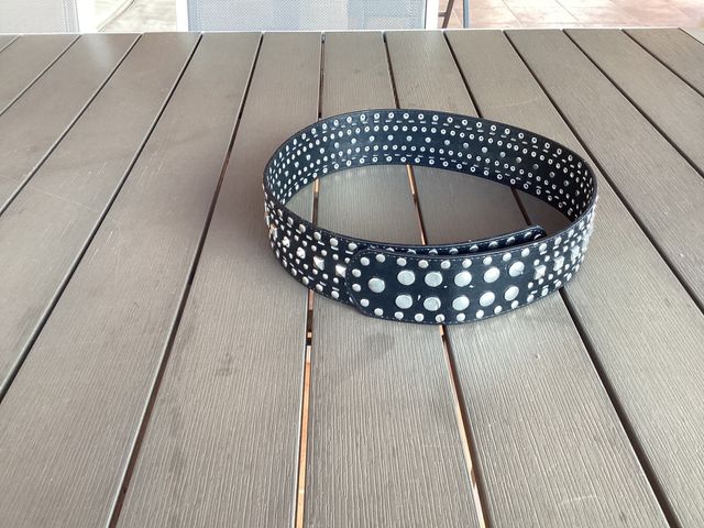 Cinturón negro de Zara con aplicaciones metalicas.