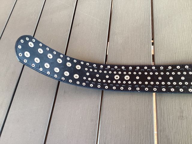 Cinturón negro de Zara con aplicaciones metalicas.