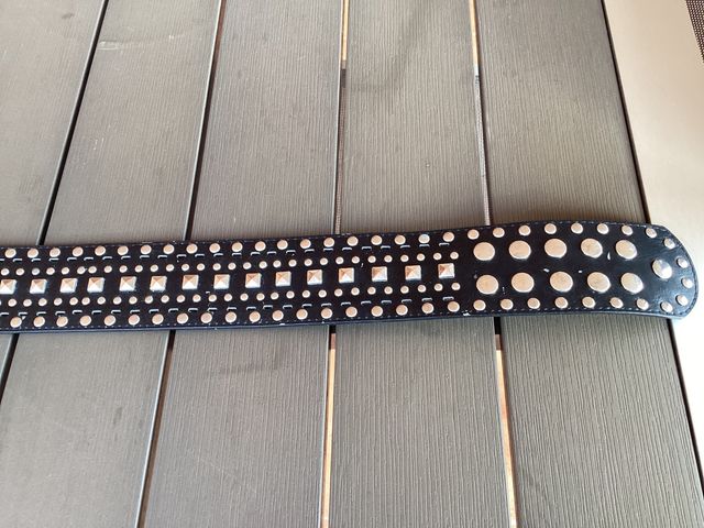 Cinturón negro de Zara con aplicaciones metalicas.