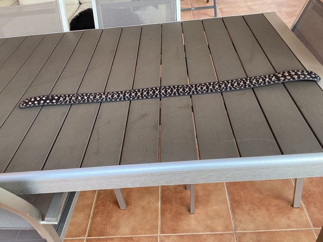 Cinturón negro de Zara con aplicaciones metalicas.