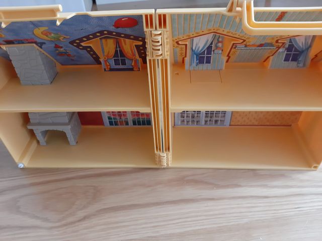 CASA DE PLAYMOBIL, MALETÍN CON MANGO PLEGABLE.