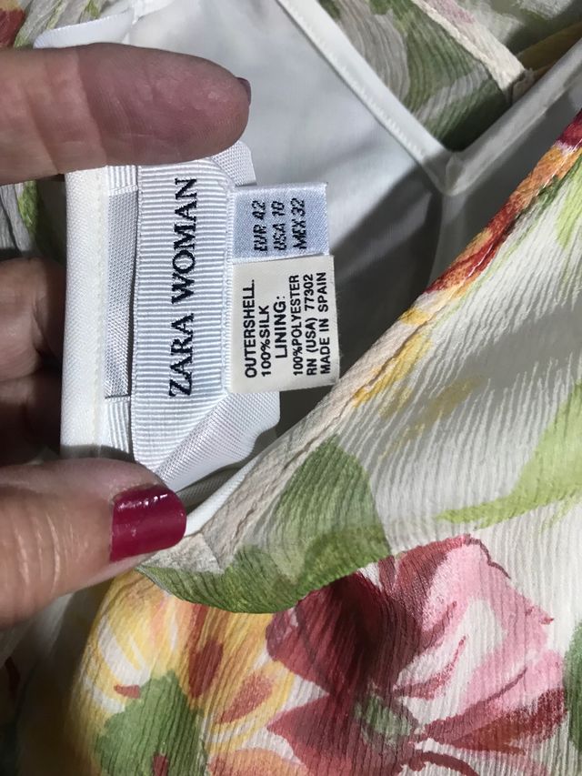 Vestido de gasa, con bajos asimétricos