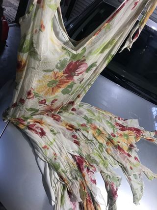 Vestido de gasa, con bajos asimétricos