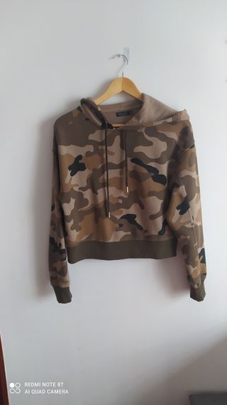 Sudadera Bershka estampado militar.Talla S