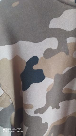 Sudadera Bershka estampado militar.Talla S