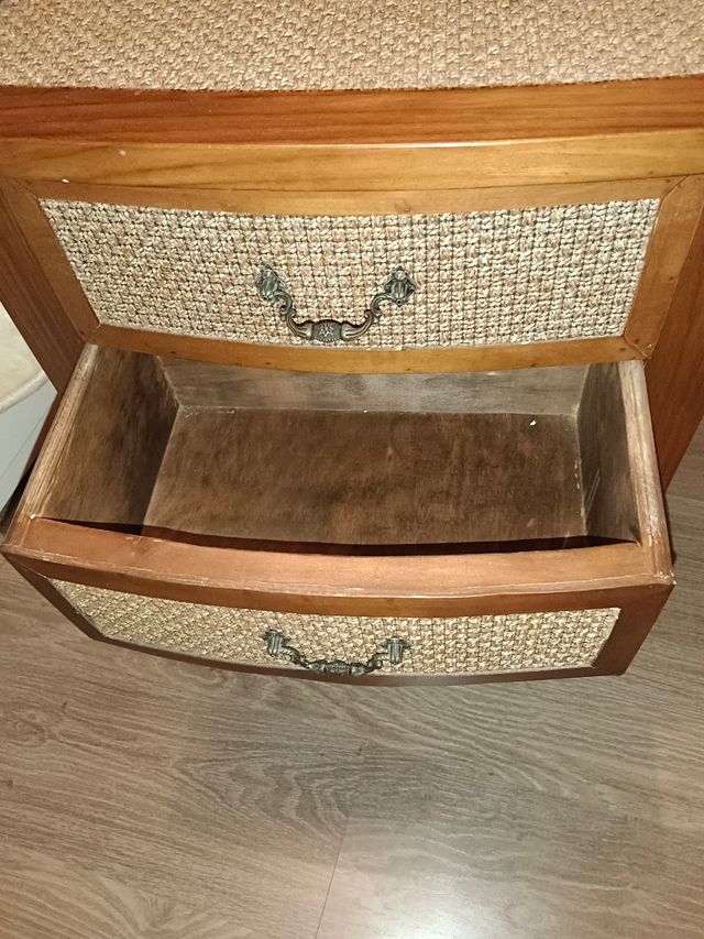 Mesita de madera y mimbre,.