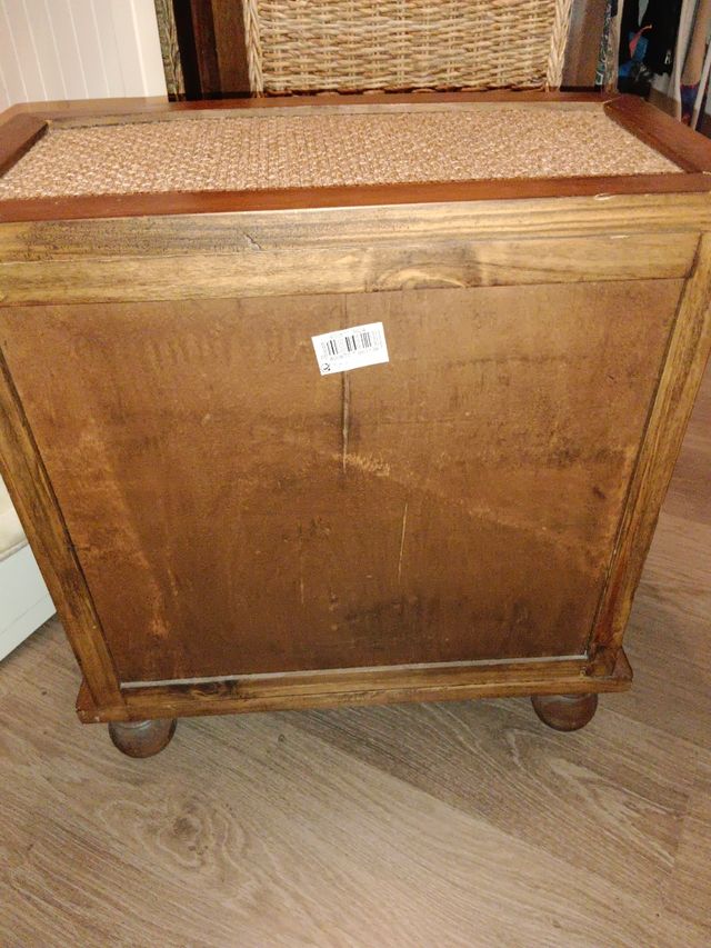 Mesita de madera y mimbre,.