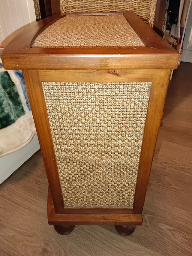 Mesita de madera y mimbre,.