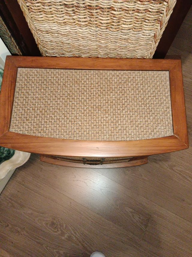 Mesita de madera y mimbre,.