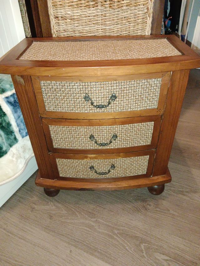 Mesita de madera y mimbre,.