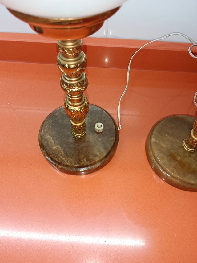 Lamparas super antiguas,base de mármol.