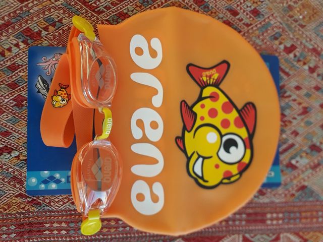set Arena jr nuovissimo,gorros y gafas de natación