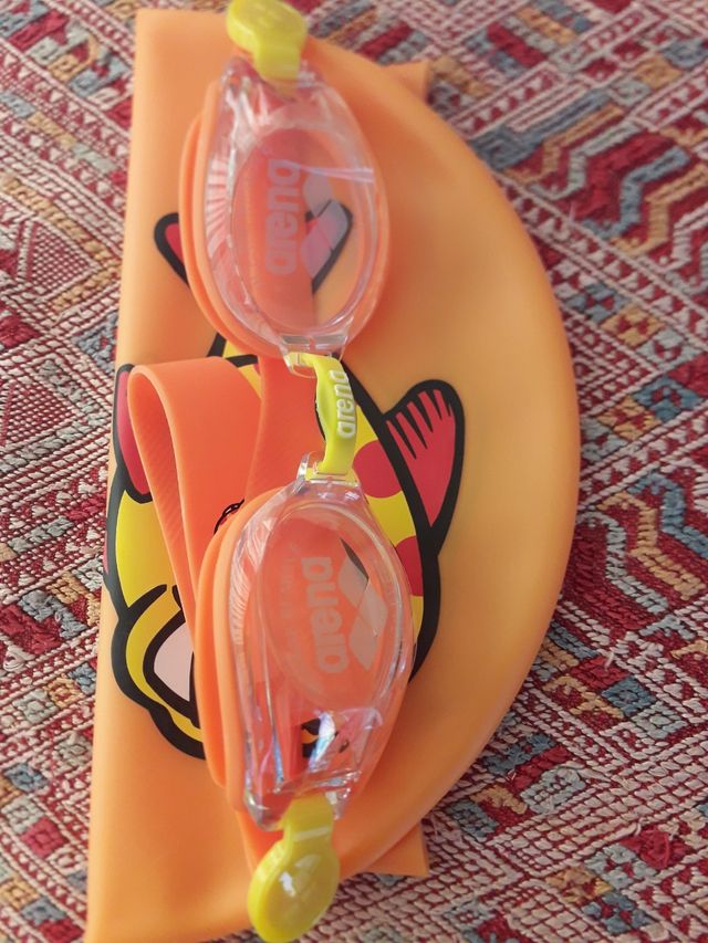 set Arena jr nuovissimo,gorros y gafas de natación