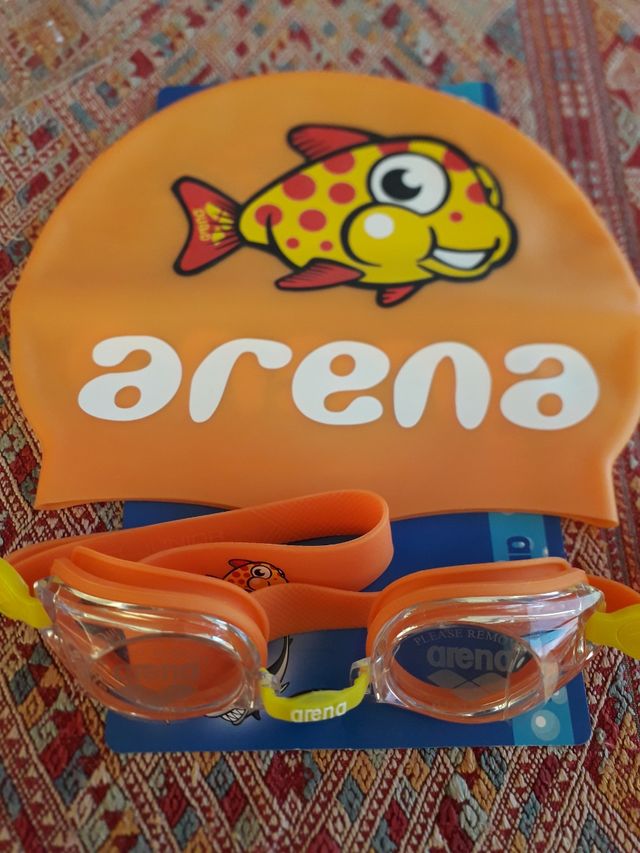set Arena jr nuovissimo,gorros y gafas de natación