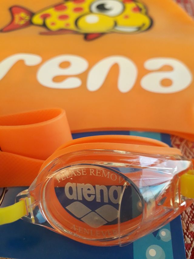 set Arena jr nuovissimo,gorros y gafas de natación