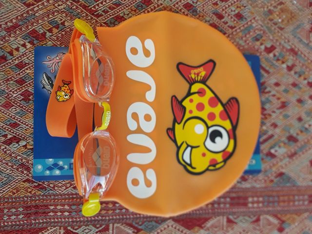 set Arena jr nuovissimo,gorros y gafas de natación