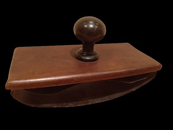 PORTA SECANTE ANTIGUO EN MADERA Y LATON