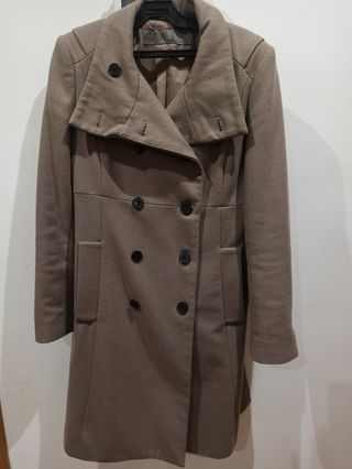 Abrigo beige oscuro botones Zara