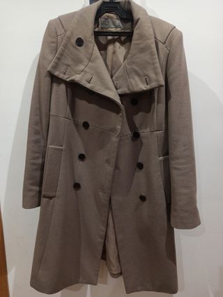 Abrigo beige oscuro botones Zara