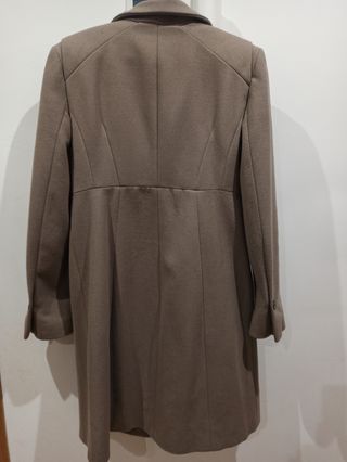 Abrigo beige oscuro botones Zara
