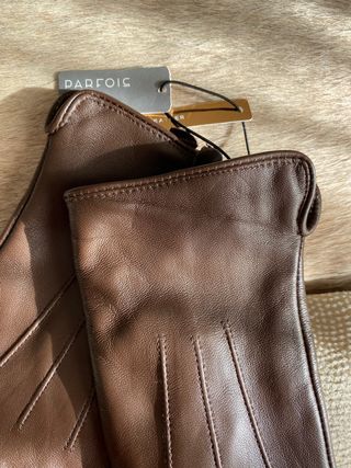 Guantes de piel con etiqueta