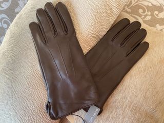 Guantes de piel con etiqueta