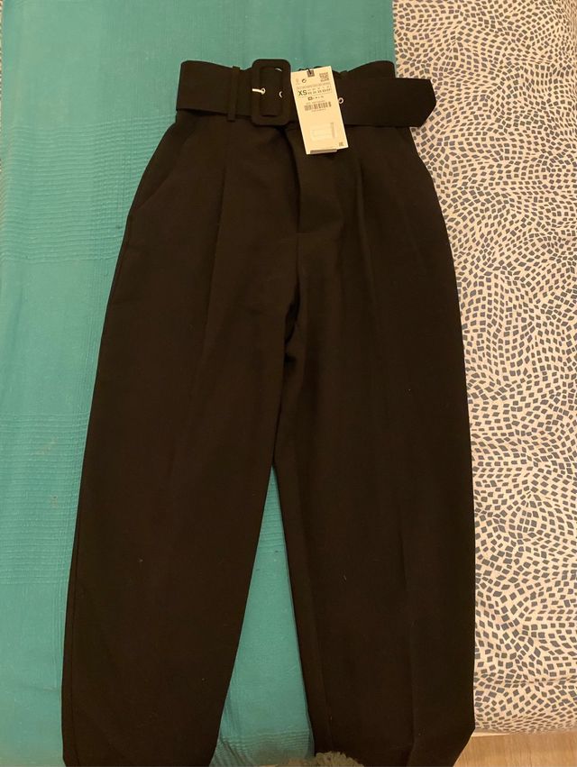 Pantalón con cinturón Zara
