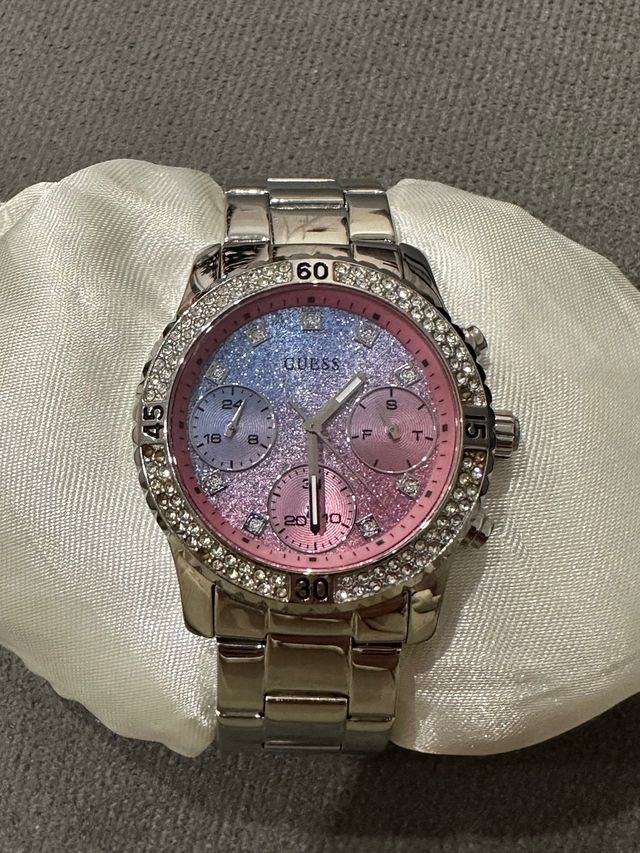 Reloj Guess con esfera rosa y azul