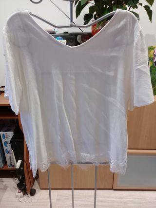 Blusa blanca manga corta.