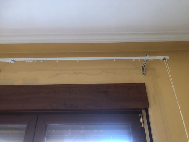 JUEGO DE DOS CORTINAS DE LINO BORDADO Y SOPORTE