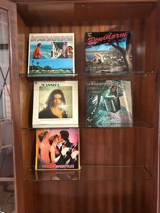 77 LP´s de vinilo+Equipo Música+estuche cintas