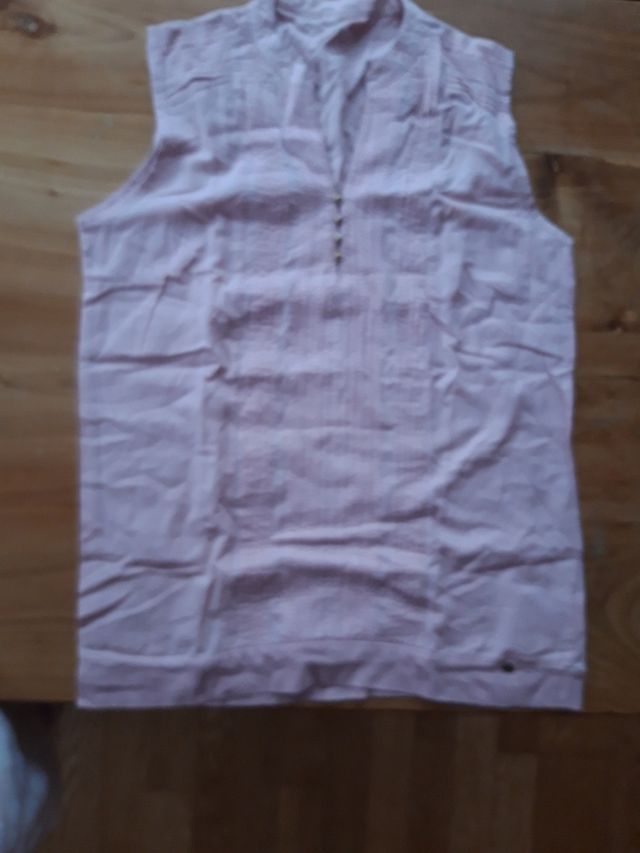 Camiseta sin mangas rosa.