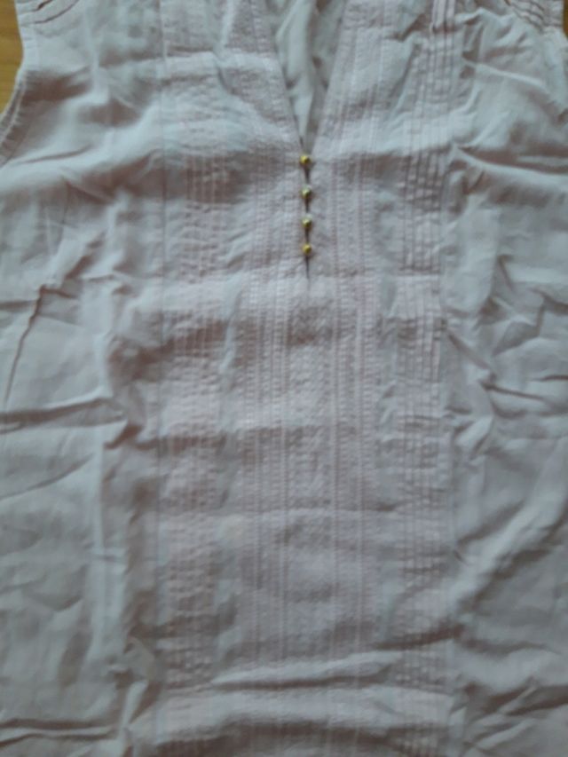 Camiseta sin mangas rosa.