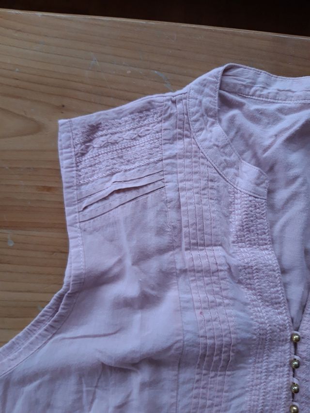 Camiseta sin mangas rosa.