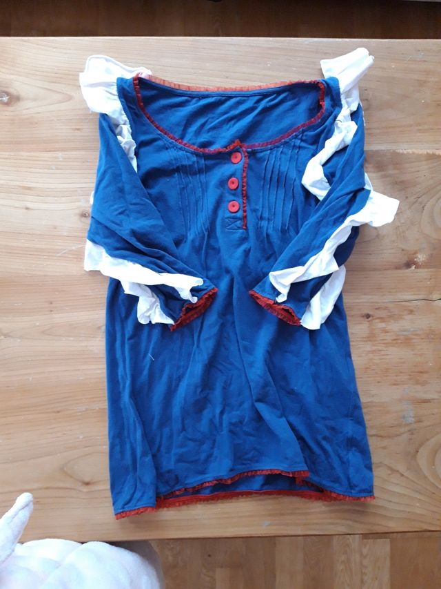 Camiseta azul con volantes en las mangas. Talla S.