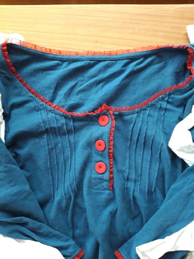 Camiseta azul con volantes en las mangas. Talla S.