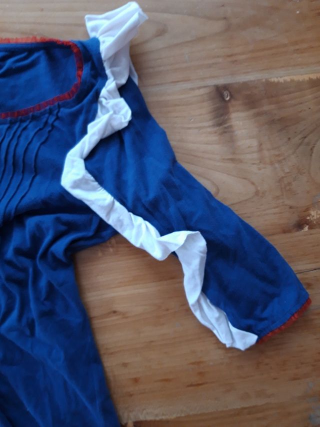 Camiseta azul con volantes en las mangas. Talla S.