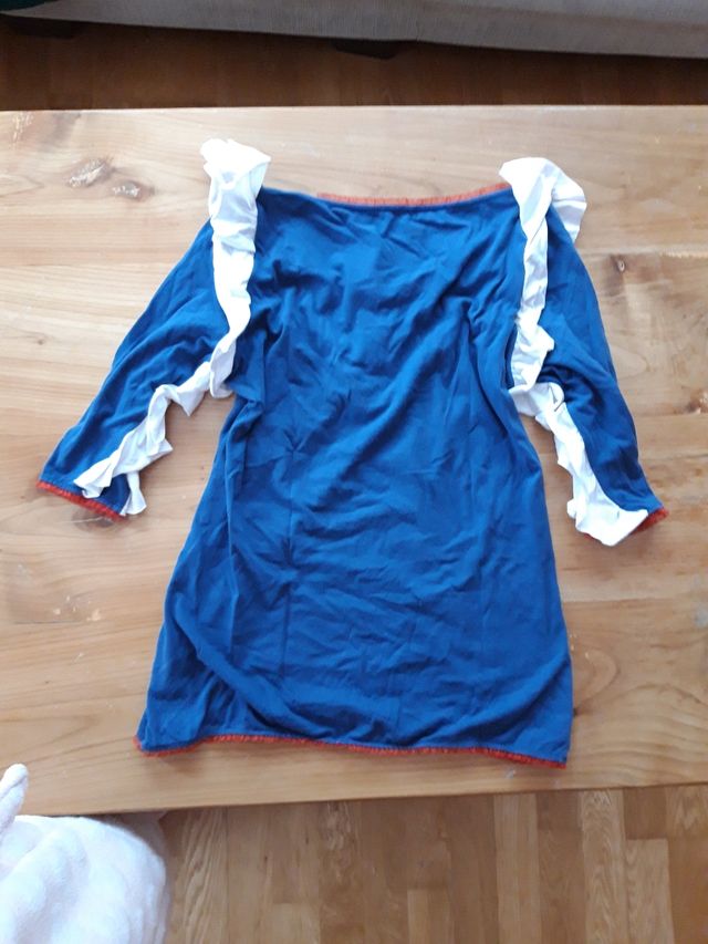 Camiseta azul con volantes en las mangas. Talla S.